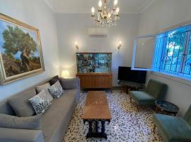 מלון צילום: Lovely House with Private Carport & Shady Veranda