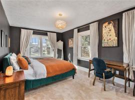 Hotel foto: Large Midtown Home With King Beds, Bunk Room, and Arcade