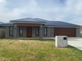 Фотографія готелю: Entire 4 bedroom home on Connolly in Bathurst