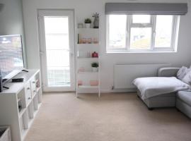 Hotel Photo: Charming 2BR Home Minutes from central London