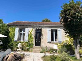 A picture of the hotel: Cottage-Saint Laurent sur Sèvre