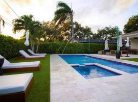 Hotel Photo: Modern & Bright Retreat by the Beach, Airport & Casino! Pool & Jacuzzi!