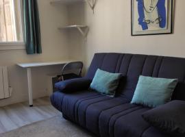 A picture of the hotel: Low-Budget Apartment near Champs-Elysees