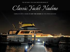 Classic Yacht Nadine in Poole Harbour, Dorset, with a Hot Tub Jacuzzi, Hotel in Poole