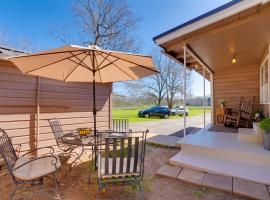 Hotel kuvat: Rusk Retreat with Fire Pit, Grill and Countryside View