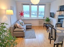 호텔 사진: Bright and cozy 34m apartment near metro M2 and tram