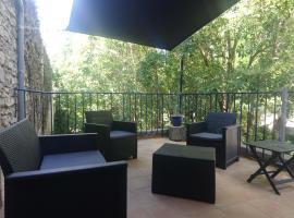 Hotel Photo: Appt Arènes 90 M2 + terrasse ombragée