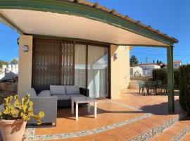 ホテル写真: Chalet con piscina privada en Calles