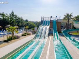 ホテル写真: Bungalow de 3 chambres avec piscine partagee et terrasse amenagee a Saint Julien en Born a 9 km de la plage