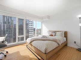 Hotel fotoğraf: Modern 2-Bedroom Condo w Floor to Ceiling Windows