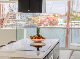Fotos de Hotel: The Wharf Luxury Apartment MT 7E