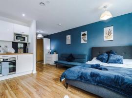 A picture of the hotel: Stylish Media City Apartment, Sleeps 3, Darts Board, Smart TV, Tram Stop, Long Term Disc