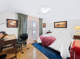 รูปภาพของโรงแรม: Modern Queen bedroom, Office essentials, Wi-Fi