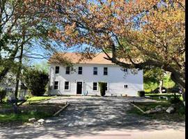 Hotel Photo: Lovely 2nd floor 4-bedroom unit in Johnston RI.