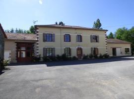 รูปภาพของโรงแรม: Maison de 12 chambres avec vue sur la mer jacuzzi et jardin amenage a Nouart