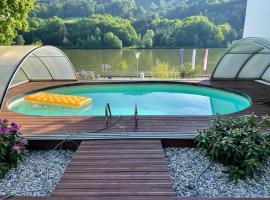 Hotel Foto: Bungalow Donaublick mit Pool und Garten