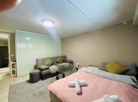 호텔 사진: Welcoming shared room with free parking and sauna