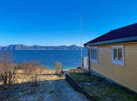 Hotel fotoğraf: Awesome Home In Raudeberg With House A Panoramic View