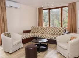 Hotel Photo: Cozy 2BD Flat with Balcony and Workspace