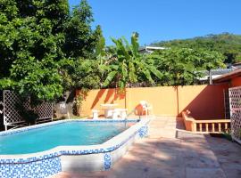 Foto di Hotel: Four bedroom oasis in town with private pool