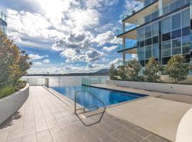 Hotel Foto: Lakeside 1-Bed with Courtyard Pool Gym & Parking