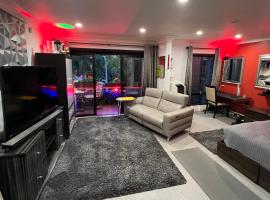 Hotel Photo: Updated Gorgeous condo in West Hollywood with Pool