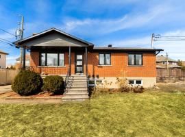 Fotos de Hotel: Maison à 2 chambres et sous-sol à Laval