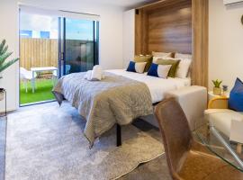 Hotel foto: Downtown Comfort: Modern Studio with Backyard