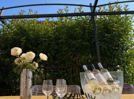 Hotel Photo: Maison aux pieds des Alpilles