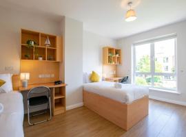 Hotel Photo: 74 - 4 Bed Townhouse With Parking by Shortstays