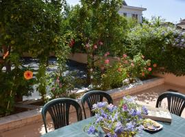 Fotos de Hotel: Kiki’s 3BD apt. with Citrus Garden & BBQ