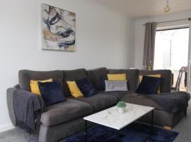 A picture of the hotel: Comfy 2-Bedroom House in Parkgate - Ideal for Contractors/Business Travellers