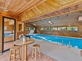 รูปภาพของโรงแรม: Large home with indoor heated pool!