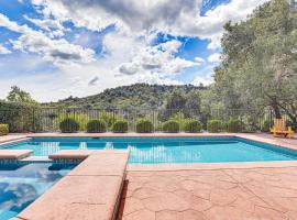 รูปภาพของโรงแรม: Escondido Home Private Pool, 2 Grills and Fire Pit!