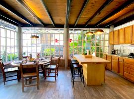 Casa Encino con alberca climatizada en Tepoztlán, hotel in Tepoztlán