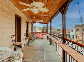 Hotel Foto: Historic Hardy Home with Game Room on Main Street