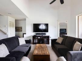 Stylish Home with Mountain Views by Harmony Whistler, ξενοδοχείο σε Γουίσλερ