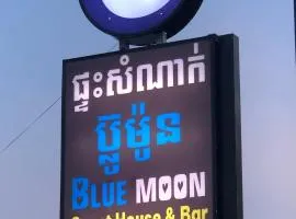 Blue Moon Guesthouse and Bar