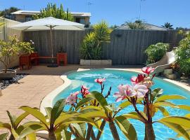 Hotel Photo: Beach Apartment for 2 ADULTS ONLY, self-contained