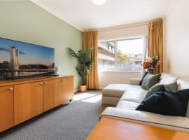 Gambaran Hotel: Canberra 1-Bed with Pool, Gym, BBQ & Tennis Court