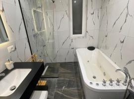 Foto do Hotel: Urban Charm Apt With Jacuzzi