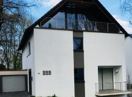होटल की एक तस्वीर: Modernes Ferienhaus mit 2 Balkonen, Terrasse und Garten !