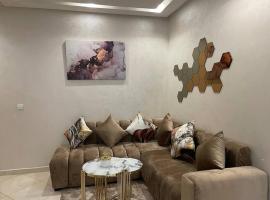 होटल की एक तस्वीर: Luxurious 2 BD apartment in the Heart of Kenitra