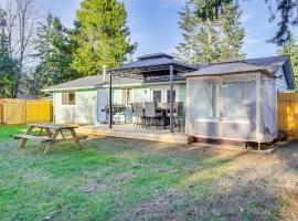 Hotel Photo: Charming Arlington Home with Hot Tub and Fenced Yard!