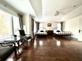 รูปภาพของโรงแรม: Vihome520-Beautiful house with shared rooms near North York Center