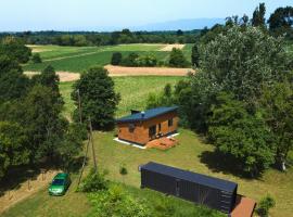Hotel Photo: Wooden house and modern container in Lekneno, near Zagreb