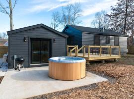 호텔 사진: New Paltz Zen Wellness Cabin w/ Hot Tub