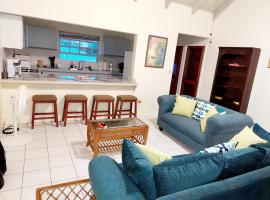 ホテル写真: Beautiful 2-Bedroom Near Airport - Powell's Main Road, Antigua