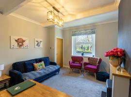 酒店照片: LITTLE RED HOLIDAY HOME - 2 Bed House with Free Parking within West Yorkshire, local access to the Peak District