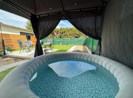 Foto di Hotel: Cosy house with jacuzzi - Home base